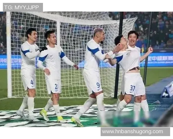 恒大再次夺冠！中超巅峰对决北京国安，胜负悬念引无数球迷狂热祈盼